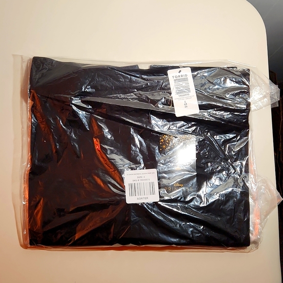 ❤️NWT VINTAGE TORRID SNOW WHITE EVIL QUEEN -  CROP LEGGING - DISNEY VILLAINS 4X - Picture 7 of 16